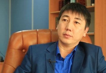 Ерлі-зайыптылар намазға тұрғанда екеуінің арақашықтығы қанша болуы керек? - Абдусамат Қасым