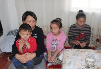 Қоқыс теріп, бала-шағасын асырап жүрген ана көмек сұрайды (фото, видео)