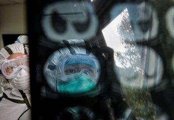 Конференцию по коронавирусу отменили из-за коронавируса. Ученые выяснили, сколько живет в воздухе коронавирус