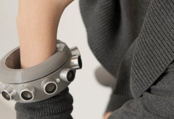 Төңіректегі микрофоннан шығатын дыбысты құмықтыратын білезік жасалды (видео)