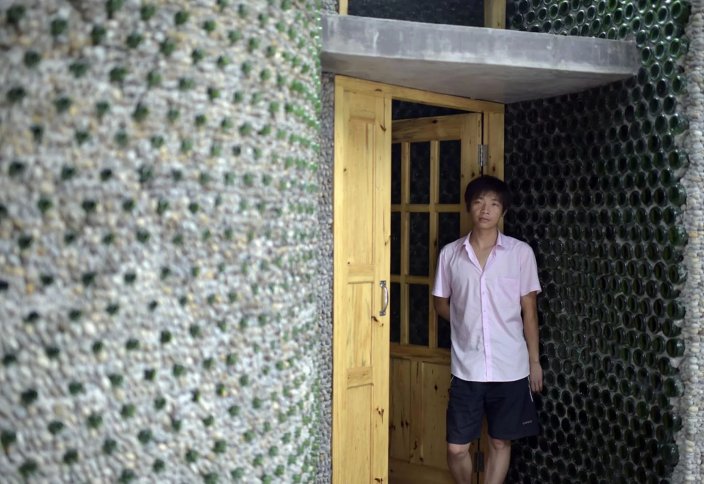 Қытайлық инженер 8500 бөтелкеден кеңсе тұрғызды (фото)