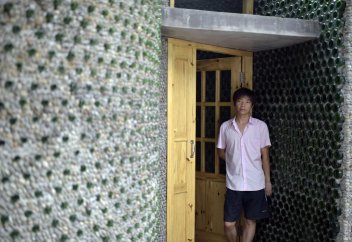 Қытайлық инженер 8500 бөтелкеден кеңсе тұрғызды (фото)