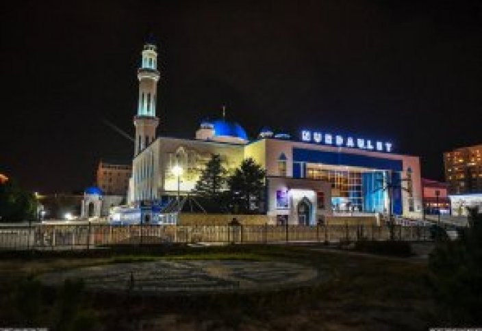 Торговый дом, переходящий в мечеть (фото)