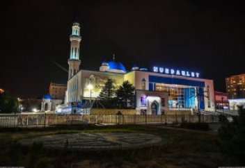 Торговый дом, переходящий в мечеть (фото)