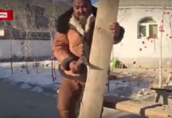 Қазақ ақсақал теріден қалай шаңғы жасайтынын айтып берді (видео)