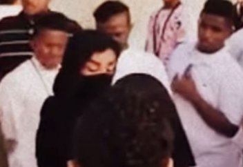 Мұсылан әйелі бір топ еркектің ортасында қалып қойды (видео)