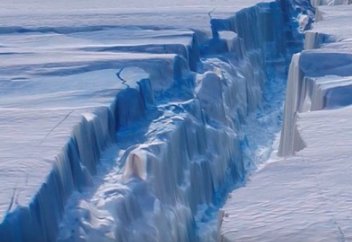 Жүздеген гигатонна мұзды мұхитқа тастауда (видео)