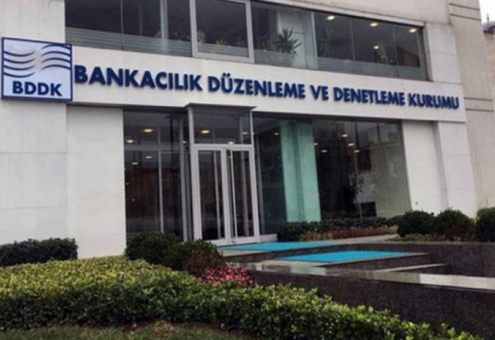 В Турции планируют увеличить лимит на снятие наличных с кредитных карт до 50 000 лир