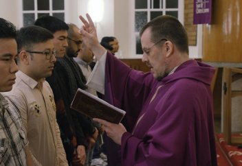 Германия не верит в искренность беженцев, принявших христианство