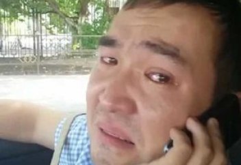 Қызды болған  қазақ жігітінің жылап отырған видеосы көпшіліктің назарына ілікті