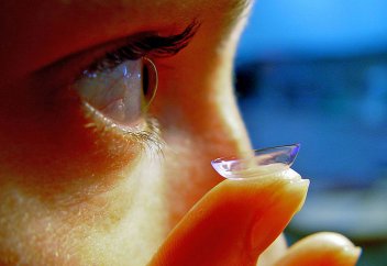 Дәрі жеткізетін контактілі линза жасалды