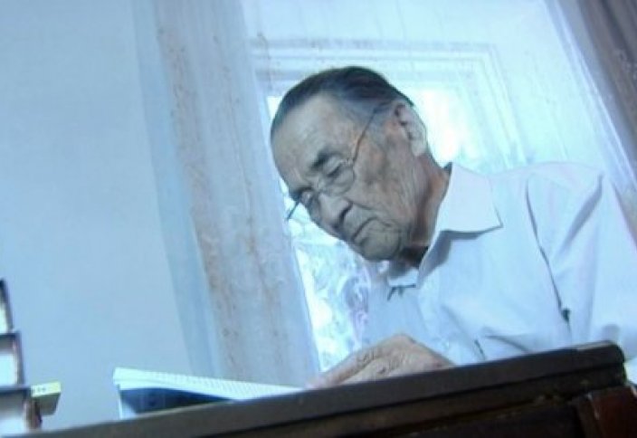 80-летний пенсионер из Актау защитил докторскую диссертацию в Москве