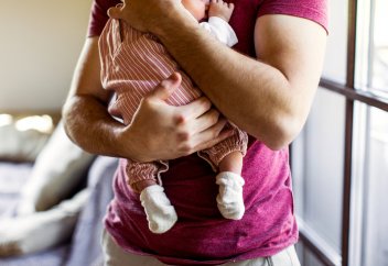 «Отцы в декрете»: зачем казахстанские компании запускают специальные программы