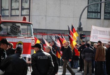 Неонацистский митинг в Германии (видео)
