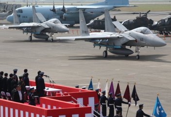 Абэ: оснащение японских истребителей крылатыми ракетами необходимо для защиты населения