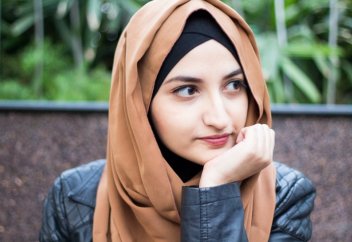 Халықаралық шариғат шәлісі күніне наным-сенімі өзге әйелдер де қатысты