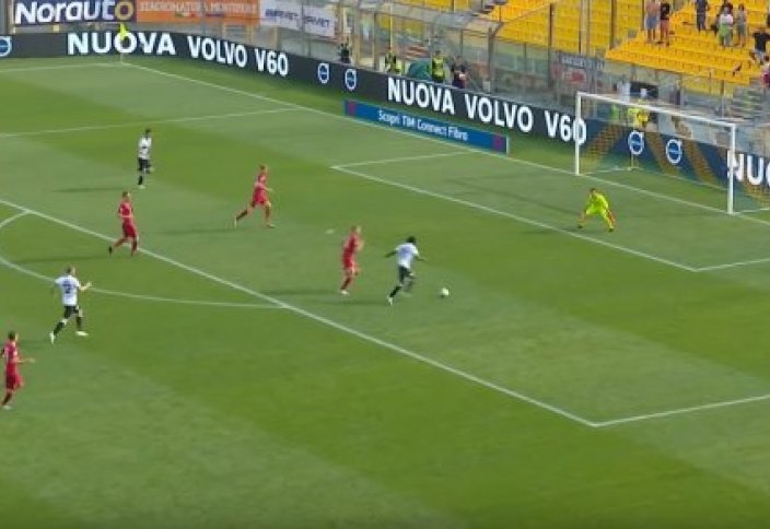 Футболист обыграл всю команду соперника и забил чудо-гол (видео)