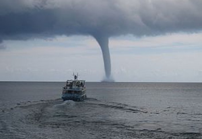 Разные: Шесть водяных смерчей одновременно попали в объектив в Мексиканском заливе: редчайшее видео