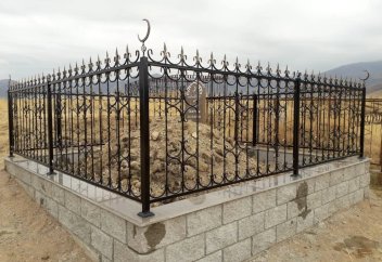 Көк тасқа ақ шүберек байлау ырымы шығыпты. Шариғатта негізі бар ма?