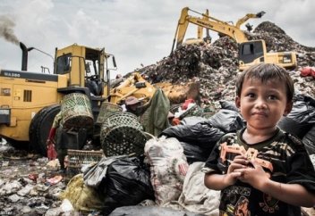 Аянышты тұрмыс: 3 мың отбасы балаларымен қоқыс арасында өмір сүруде (фото)