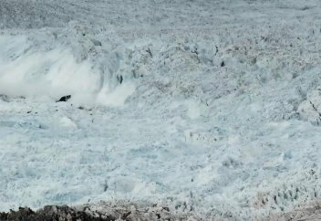 В Арктике разом откололся кусок льда размером с город: уникальное видео