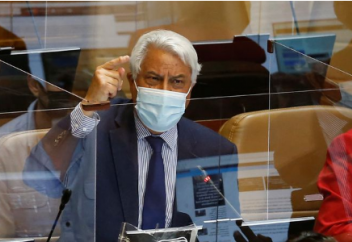 Депутат сөзін 15 сағатқа созды – әріптесі карантиннен шығып, президентке қарсы дауыс беруге үлгеруі үшін