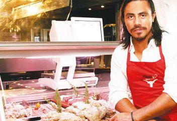 Горячий турецкий мясник сразил соцсети наповал (ВИДЕО)