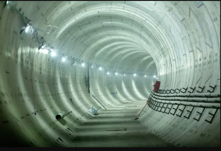 В Стамбуле строители пробили туннель метро буровой установкой - видео