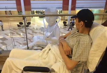 Отдавшего детям 5,5 млн тенге карагандинца-инвалида выписали из клиники в Индии