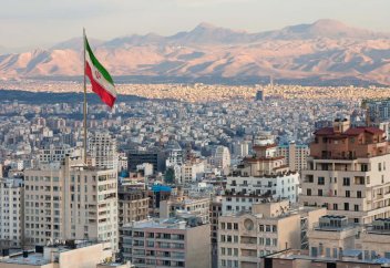 В Иране уволили сотрудника банка за обслуживание обнаженной женщины