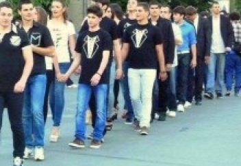 Түлектер бітіру кешіндегі қымбат киімдерден сырқат балалар үшін бас тартты