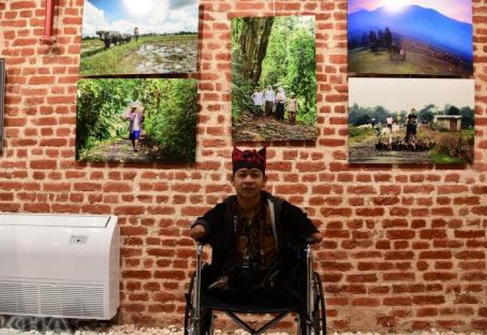 Мусульманин, родившийся без рук и ног, представил фотографии на международной выставке (фото)