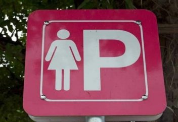 В Дубае появились особые парковочные места