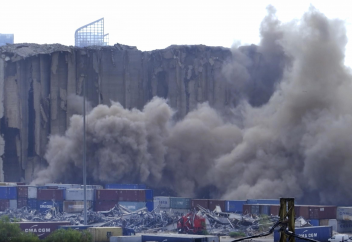 Появились кадры эпичного обрушения элеватора в Бейруте  (видео)