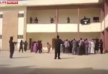 В Сети появилось свидетельство издевательств боевиков над женщинами (видео)