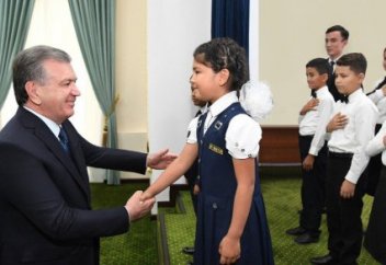 Шавкат Мирзиеев подарил третьекласснице автомобиль Chevrolet (фото)