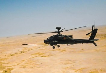 Америкалық әскерилер AH-64 Apache шабуыл тікұшақтарын дрондармен күресу үшін қалай қолданатынын көрсетті (видео)