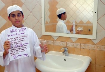 11 жастағы бала ересектерге суды қалай үнемдеу керектігін үйретіп жүр