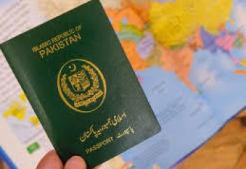 Рекордные 135 000 пакистанцев просят убежища за границей на фоне ужесточения визовых ограничений