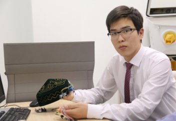 Ақтаулық оқушы көзі көрмейтін жандар үшін SMART-тақия жасады (фото)