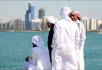 Араб азаматтарын шетелде мұсылманша киінбеуге шақырды