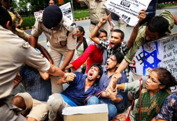 Үндістанда Израилдің басқыншылығына наразы шерушілер таяққа жығылды