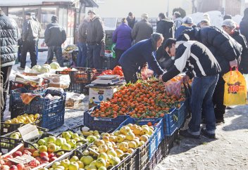Жұма азаны айтылып жатқан тұста сауда-саттықпен айналысудың үкімі қандай?