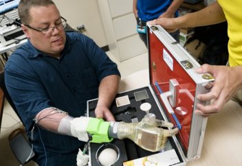 Разные: Новый протез подарил пациентам уникальную точность движений (видео)