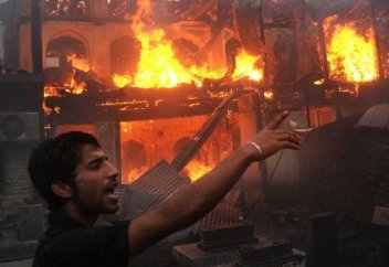 При пожаре в храме на юго-западе Индии погибли 102 человека и пострадали 350 (видео)