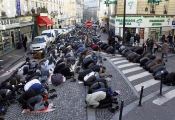 Прагада «наразылық намазы» оқылды