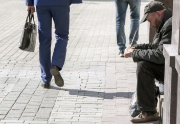 Көшедегі қайыр сұраушыларға садақа берсе бола ма?