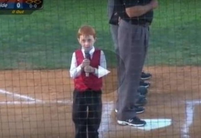 Әнұран айтып тұрған баланың ықылық атқаны жұртты күлдірді (видео)