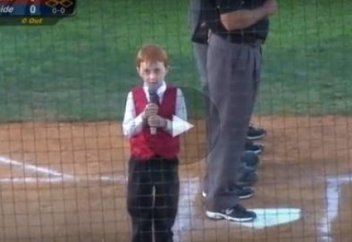 Әнұран айтып тұрған баланың ықылық атқаны жұртты күлдірді (видео)