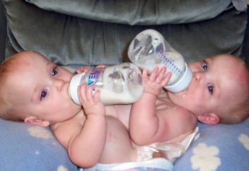 Сиам егіздері қалай намаз оқып, қалай үйленеді?